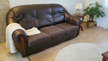 Trosed i fotelja zajedno za 20000. Trosed se razvlaci, velicina na lalafo.rs Trosed i fotelja zajedno za 20000. Trosed se razvlaci, velicina