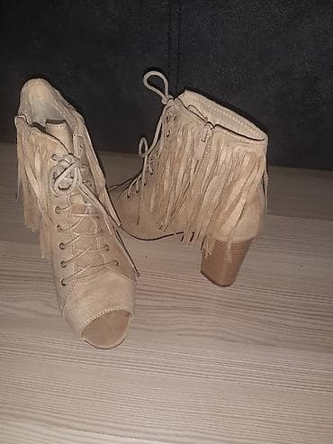Prolećno - letnje čizme, broj 37- u pitanju je malo veći kalup na lalafo.rs Prolećno - letnje čizme, broj 37- u pitanju je malo veći kalup