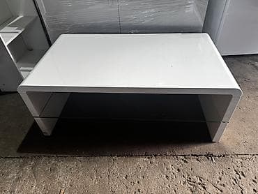 Moderan klub sto – belo visokog sjaja sa staklenom policom - Dizajn — 2