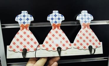 tabure sa prostorom za odlaganje: Čiviluk sa 3 kuke
32cm dužina

 Materijal : drvo, metal — 1
