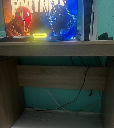 sto od motora: Radni/gaming sto od iverice u dekoru hrasta - Prostrana radna ploča — 1