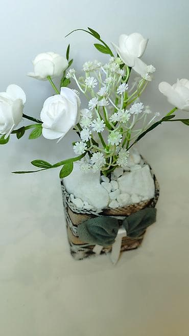 Kućni dekor: Dekorativna aranžmanska saksija sa veštačkim belim ružama - Elegantna — 6