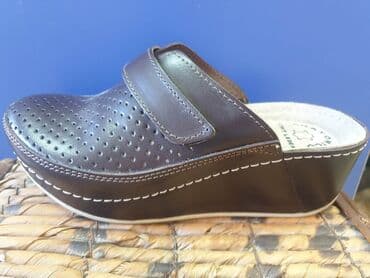 crocs zenske klompe: Kozne anatomske klompe 
Cena 3950 din 36-41 — 12