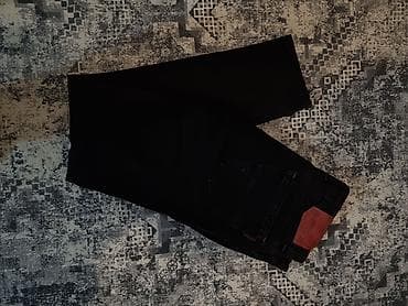 kosulje sa cirkonima: Muške crne farmerke sa efektom poderotina i dekorativnim crvenim — 3