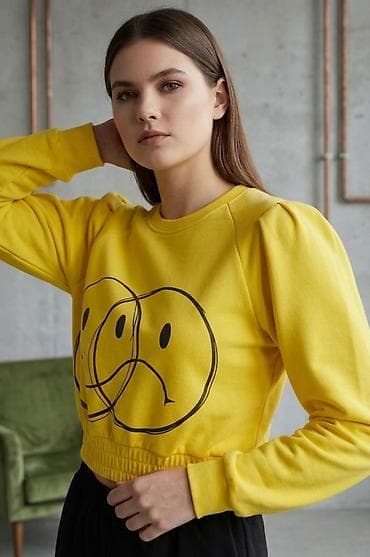 pertle za cizme: Ženska dukserica kratkog kroja u žutoj boji. - Model: cropped — 1