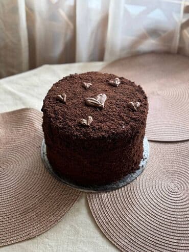 Čokoladna torta – višeslojna, bogata i dekorisana - Visoka, okrugla