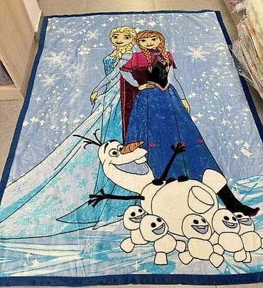 Dečije plišano ćebe sa likovima iz crtanih filmova.Motivi: Frozen