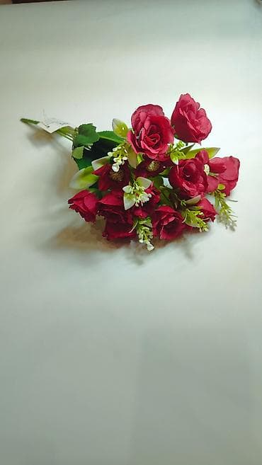 Limun: Buket veštačkog cveća – crvene ruže sa zelenilom i belim detaljima - — 2