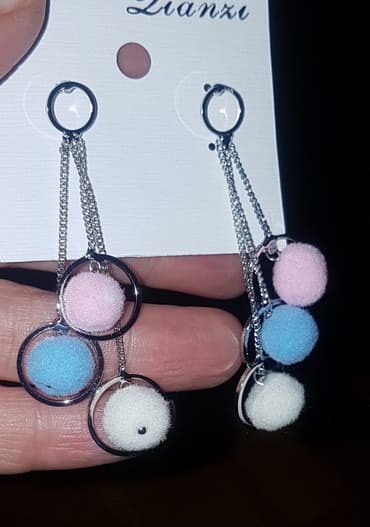 srebrne mindjuse uz uvo: Mindjuse visece pom-pom. nove ! — 1