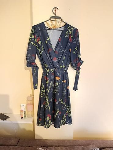 Muška obuća: Ženska haljina na preklop sa printom cveća - Boja: tamnoplava osnova — 1