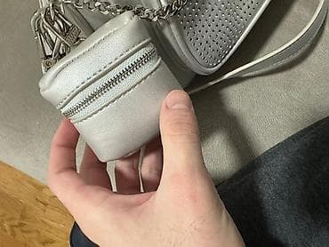 kais za torbu: Steve Madden srebrna crossbody torba sa ukrasnim nitnama i logotipom — 4