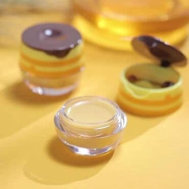 lilly sociva u boji: 700din Maska za usne od propolisa 5,5g Karakteristike: svilenkasta — 2