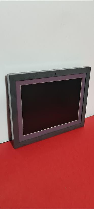 ram za fotografije: ▪︎ Digitalni foto‑ram sa ekranom u drvenom ramu: Compositor — 5