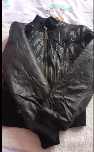 Crna ženska jakna – bomber stil - Materijal: sjajna, prošivena — 3