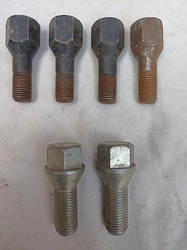 Vijci /šrafovi/ za felne,4 - komada M 11,8 mm za ključ 19 mm, i 2 -