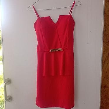 Elegantna crvena haljina na bretele - Kroj: uska silueta do kolena