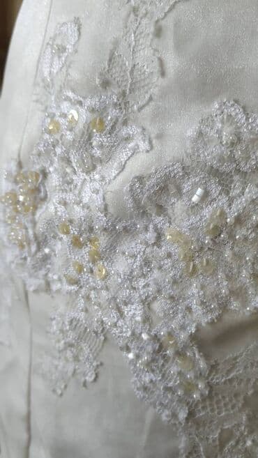 Wedding Clothes: Bela venčanica koja prati liniju tela, sa čipkanom aplikacijom preko — 6