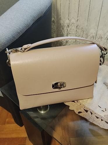 Elegantna ženska torba u bež/ puder nijansi. - Materijal: glatka