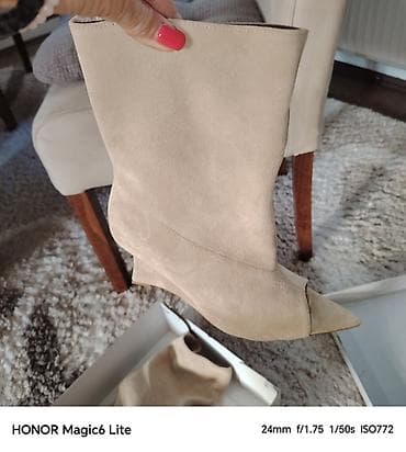 ženska obuća broj 42: Bež ženske gležnjače od brušene kože (semiš), elegantnog dizajna. - — 2