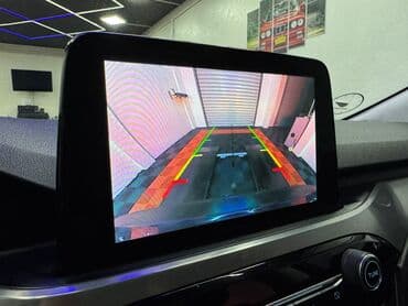 hecbek automobili: Plavi Ford Kuga, SUV model sa petoro vrata, opremljen je automatskim — 13