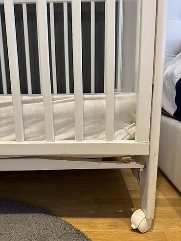 postolje za tv: Beli drveni krevetac za bebe sa točkićima - Materijal: lakirano drvo — 3