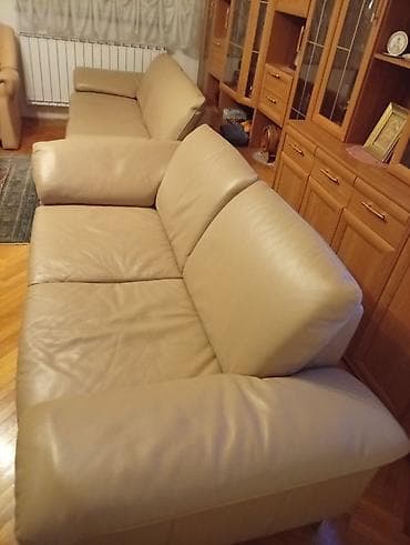 stolovi za kuhinju: Kožna dvosede/sofa – bež/peščana boja . DVA TROSEDA — 2