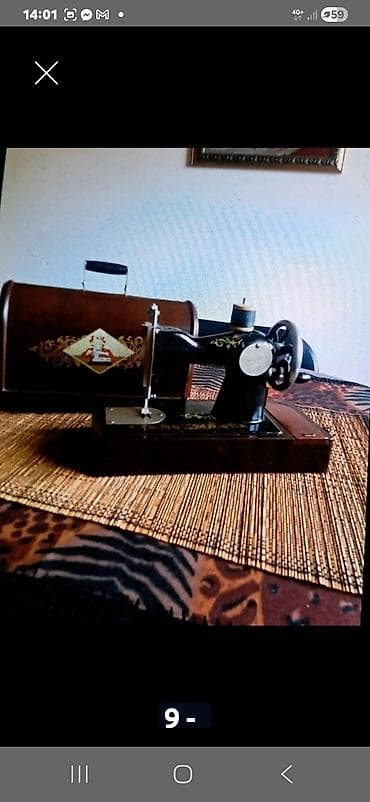 Pegle za veš: Mehanička šivaća mašina sa drvenim koferom/kućištem - Klasik sa — 1