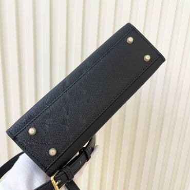 kais za struk: Elegantna crna ručna torba od zrnaste kože, klasičnog trapezastog — 4