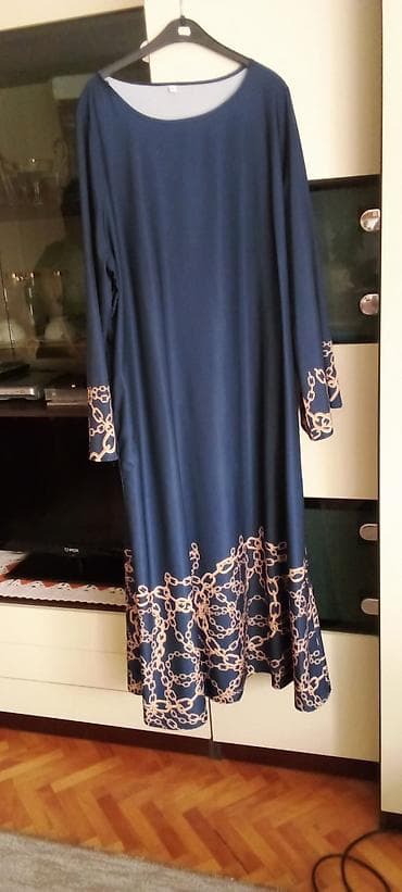 Duga haljina u tamnoplavoj boji sa printom lanaca - Model: ravna — 1