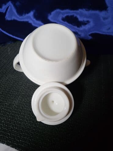 Bokalcic nov porcelanski. Bokal,sve na njemu odsjaj od svetla — 8