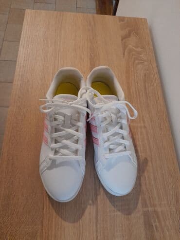 šafran ženske cipele: Adidas ženske patike – bele sa roze prugama - Model niskog profila sa — 1