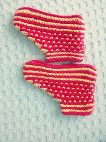 Ostale dečije stvari: Svo troje rucni rad, dve kape i jedne zepice, za devojcicu, 2-3 — 5