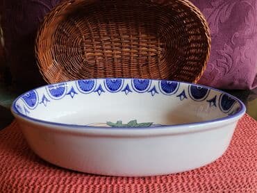 delimano servis beograd: Porcelanska nova cinija-posuda sa korpom. Visina. 6cm. Duzina — 5