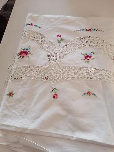 Ručni rad – set od belog platna sa vezenim motivima i čipkom -