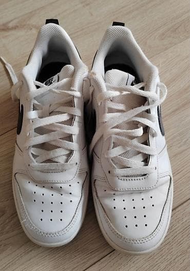 Nike bele patike sa crnim Swoosh logom. Niski profil, klasičan na lalafo.rs Nike bele patike sa crnim Swoosh logom. Niski profil, klasičan