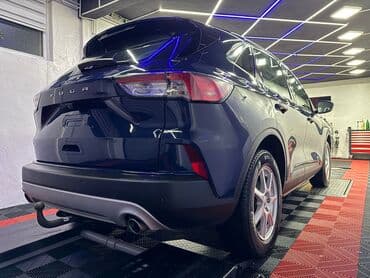 hecbek automobili: Plavi Ford Kuga, SUV model sa petoro vrata, opremljen je automatskim — 9