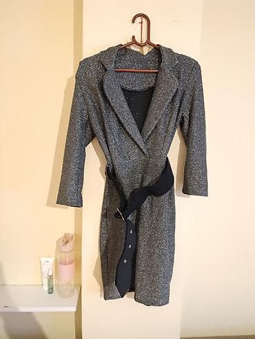 crvene ugg cizme: Svečana haljina sa šljokičastim efektom u tamnosivoj nijansi. Model je — 1