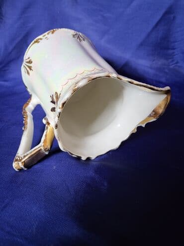 Čajnici: Bokal porcelan,sedef glazura 1914 do 1918godina. Bokal je — 9