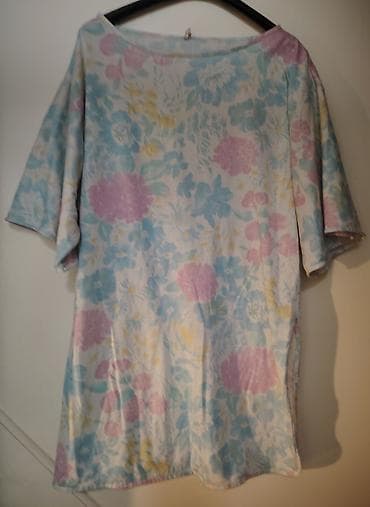 Ženska bluza širokog kroja sa kratkim rukavima i oblim izrezom na lalafo.rs Ženska bluza širokog kroja sa kratkim rukavima i oblim izrezom