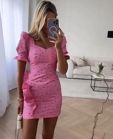 puf: Ženska mini haljina s cvetnim printom i puf rukavima
1800 din
S M L — 2
