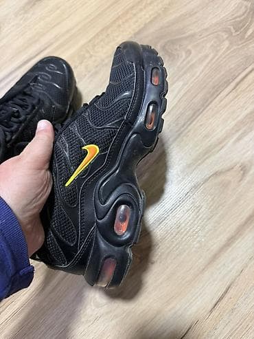 jordan patike za košarku: Nike Air Max Plus TN (Tuneds) patike - Boja: crna osnova sa — 1