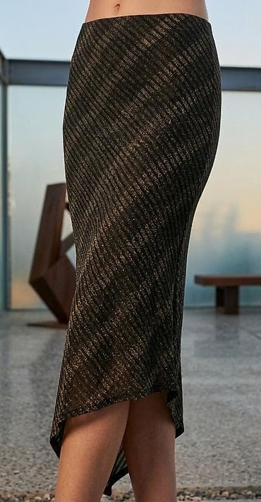 Svečana suknja midi dužine sa asimetričnim porubom. Model je pripijen