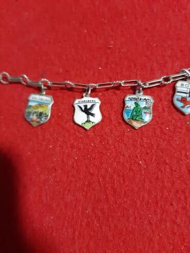 Venčanice i aksesoari: Narukvica stara srebrna 835 finoce sa srebrnim privescima na gradove — 2