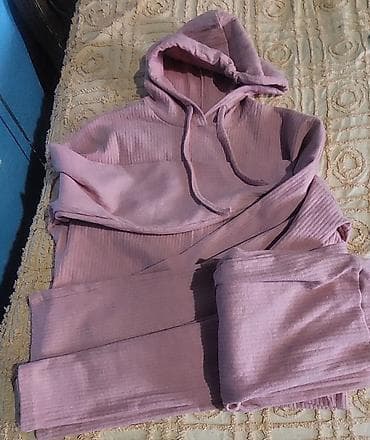 polovne zenske cipele: Ženski komplet – dukserica s kapuljačom i donji deo - Boja — 2