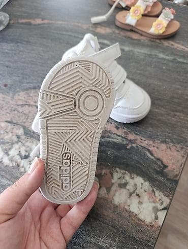 bmw auto za decu: Na prodaju Adidas patike za devojčice, broj 22. Patike su nošene — 2