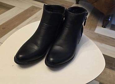 stradivarius gleznjace: Ženske crne gležnjače - Elegantne ravne gležnjače, klasične siluete - — 2