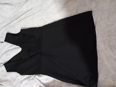 Crna mini haljina bez rukava - Kroj: uska silueta sa blago A-linija