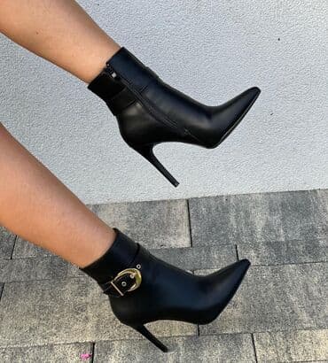 luna nova kolekcija 2023: Nova kolekcija 🆕
Br:36-41
Visina petE:10cm
Cena:4800din — 4