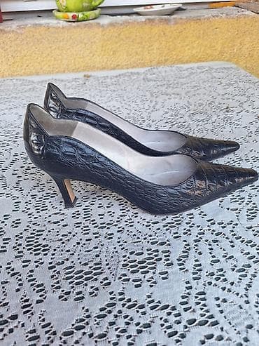 bata zenske salonke: Crne ženske salonke sa špicastim vrhom i elegantnom kitten potpeticom — 3