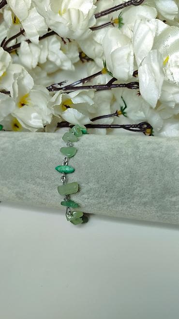 zeleni satovi: Narukvica sa prirodnim zelenim kamenčićima - Ručno nizani komadići — 1